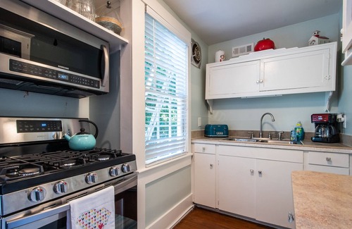 Summerville Historic District Cottage | We love pets and they love our amenities
