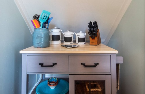 Summerville Historic District Cottage | We love pets and they love our amenities