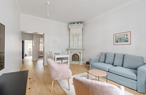 Punavuori Apartment | WeHost Fabulous 2BR in Prestigious Punavuori @Iso Roobertinkatu 26