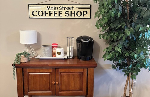 Bluff City Condo | Welcome Friends to our Spacious BMS/Mtn View 2bd/2ba Condo with pool/HT@ Bristol