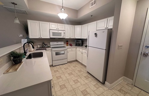 Bluff City Condo | Welcome Friends to our Spacious BMS/Mtn View 2bd/2ba Condo with pool/HT@ Bristol