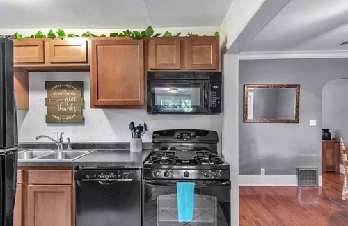 Lansing House | Welcome Home (+ your pup) MSU 2 mi