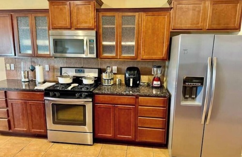 El Paso House | "Welcome to a stylish and spacious family retreat in El Paso"