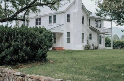 Dillard House | Welcome to Farmhouse on Boxwood! Enjoy fall views, fun activities & local eats!