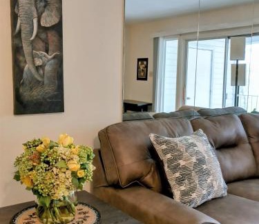 Hillcrest Apartment | Welcome to Midtown Condo