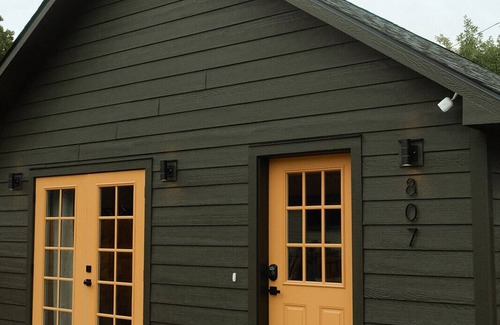 Hamilton House | Welcome to our charming Montana cottage with a cozy traveler’s inn twist! .n