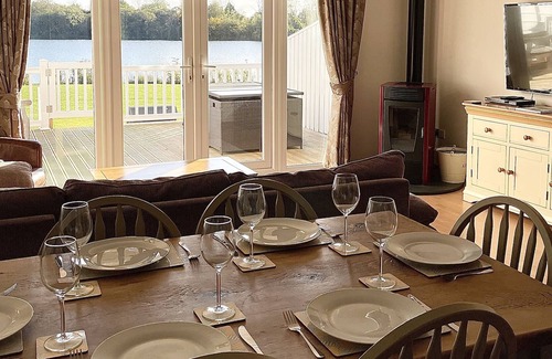 South Cerney Ski Chalet | Welcome to our lakeside holiday home in the heart of the Cotswold Water Parks