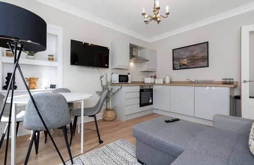 Hawick Apartment | Welcome to Princess Retreat – your perfect home away from home! This stylish 2-bedroom property comfortably sleeps up to 5 guests and features a double bed, 2 single beds, and a sofa bed, along with 1 bathroom.