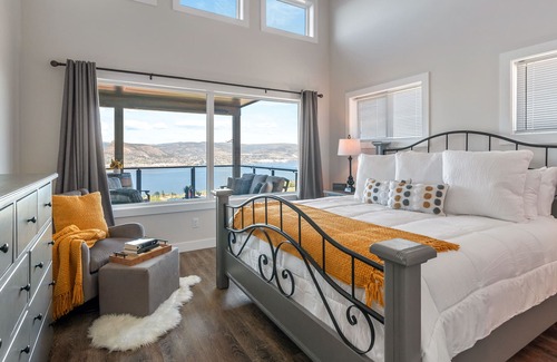 Okanagan-Similkameen House | Welcome to Serenity Vista a postcard view from every window