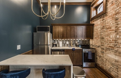 Downtown Nashville Apartment | Welcome to the legendary Southern Turf Building in the heart of downtown Nashville, Tennessee!