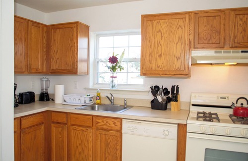 Iselin Apartment | Welcome to this charming two-bedroom, 2.5-bathroom Townhouse