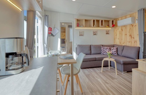Wemding House | Welcome to this modern vacation home with panoramic views of the lake!