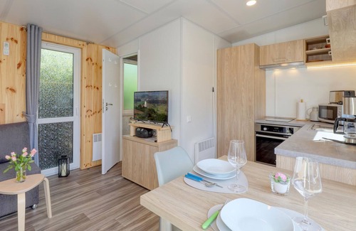 Wemding House | Welcome to this modern vacation home with panoramic views of the lake!