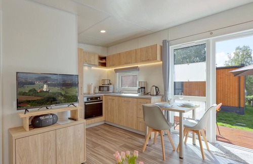 Wemding House | Welcome to this modern vacation home with panoramic views of the lake!