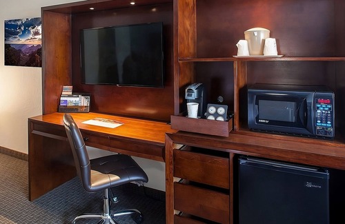 Tusayan Hotel | Welcome to Paradise! 2 Relaxing Units with Free Parking! Outdoor Pool, Hot Tub