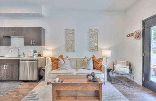 Edgehill Condo | Welcome to your Nashville getaway! This modern 1-bedroom, 1-bath condo is located in the heart of Downtown, 1.2 miles from Broadway’s live music, incredible dining, and local attractions. Perfect for couples, solo travelers, or business.