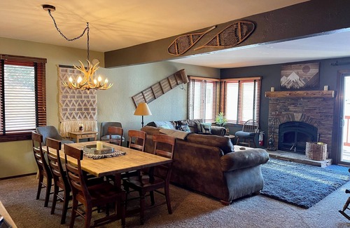 Mammoth Lakes Condo | Welcoming 2-bedroom 2 bath Mammoth Lakes Condo with Amazing Mountain Views