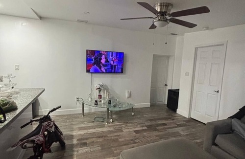 Hialeah Apartment | Welcoming 2 bedroom 1 bath cottage in large home with own entrance and parking