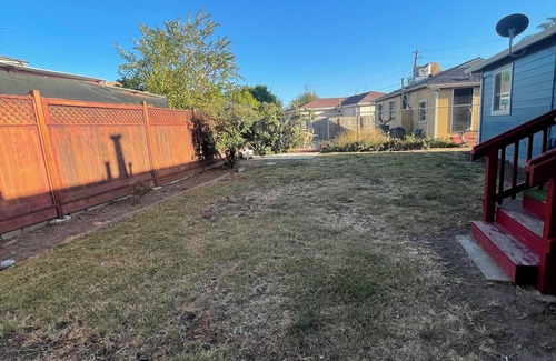 Oakland House | Welcoming 3-bedroom house with WiFi in Oakland near OAK airport and Arena.