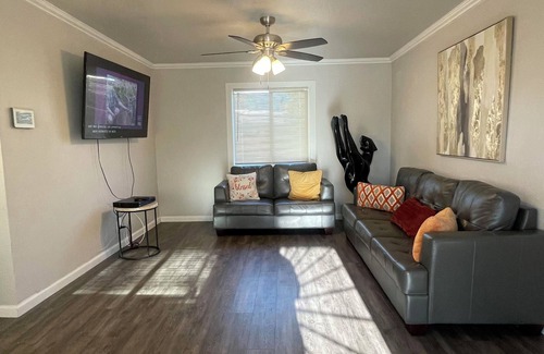 Oakland House | Welcoming 3-bedroom house with WiFi in Oakland near OAK airport and Arena.