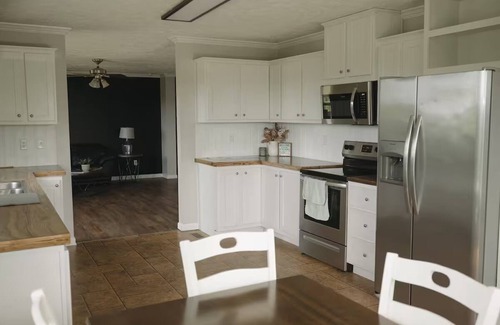 Bluewell House | Welcoming 3-bedroom house with AC in charming Rock