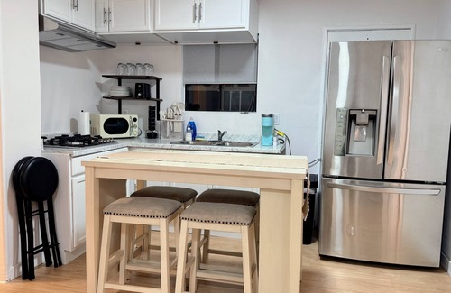 Valinda House | Welcoming 3-bedroom tiny house with AC in La Puente