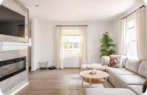 Powderhorn Apartment | Welcoming Cozy home Free Parking Super fast WiFi