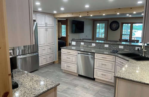 Lewiston House | Welcoming lake house with five bedrooms and a huge deck on Tee lake in Lewiston.