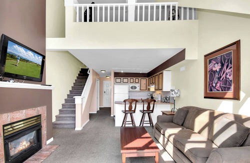 Quail Ridge Apartment | Welcoming Loft With Golf Course View - 312