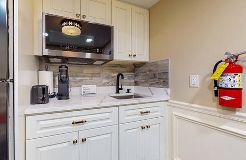 Holyoke Apartment | Welcoming studio near Holyoke Medical Center + free wifi