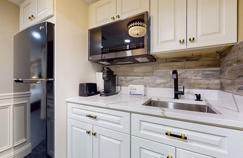 Holyoke Apartment | Welcoming studio near Holyoke Medical Center + free wifi