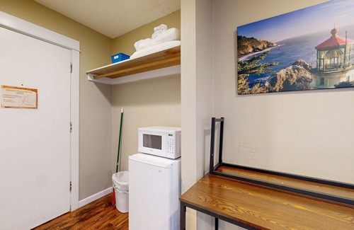 Lincoln City Apartment | Welcoming Studio with Ocean View & Nearby Beach Access - Dogs OK
