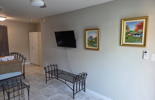 Carrollwood Apartment | Welcoming studio with AC in sunny Tampa