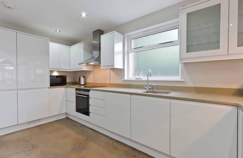 Mortlake House | Well-appointed 3 Bedroom West-London House (max 6 people)