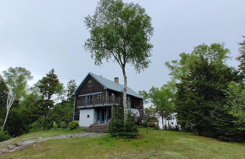 Amherst House | Well appointed, waterfront home.