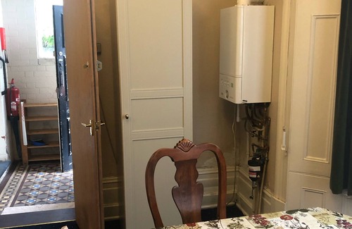 Newport Apartment | Well located, City Budget Studio Apartment Ideal for business visitors to area