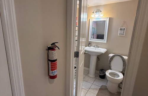 Queens House | Well maintained 2 bedroom minutes away from JFK and LaGuardia airport