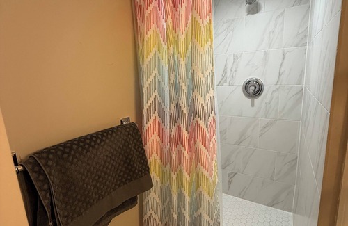 Queens House | Well maintained 2 bedroom minutes away from JFK and LaGuardia airport