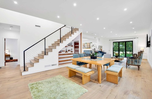 Sawtelle House | Wellesley by AvantStay | 2 Miles to Beach