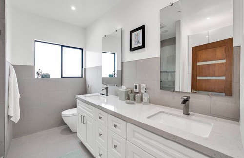 Sawtelle House | Wellesley by AvantStay | 2 Miles to Beach