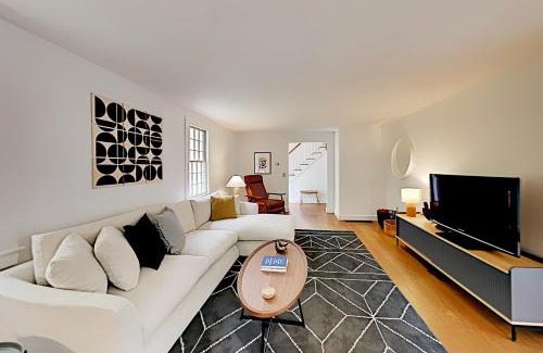 Wellfleet House | Wellfleet Harbor Hideaway