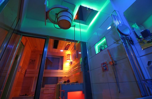 Oberhausen Apartment | Wellness apartment no. 1 with Finnish sauna - wallbox - Netflix - WLAN