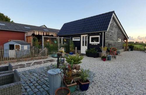 Sint-Annaland Ski Chalet | wellness chalet met jacuzzi, sauna, omheinde tuin,