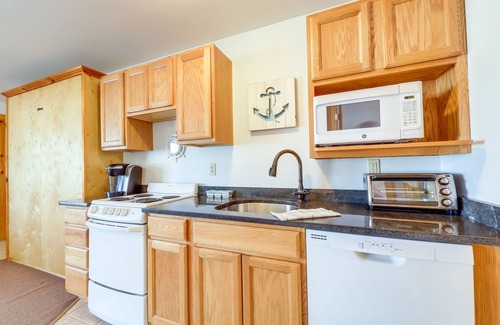 Wells Condo | Wells Vacation Rental ~ 1 Mi to Beach Access!