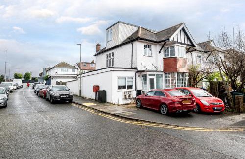 Hendon Apartment | Wembley NFL Studio, Free Parking, 25 min Central London, Premium Amenities, Book Xmas Now!