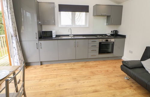Hutton Rudby Cabin | WENSLEYDALE POD, pet friendly, with hot tub in Hutton Rudby