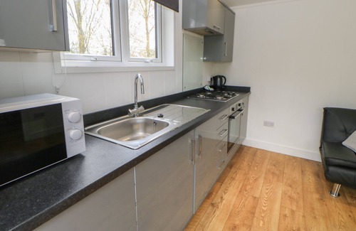 Hutton Rudby Cabin | WENSLEYDALE POD, pet friendly, with hot tub in Hutton Rudby