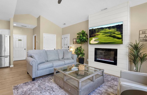 Camdenton House | We’re #1 - Tee Box! Charming Cottage nestled in the heart of Old Kinderhook!