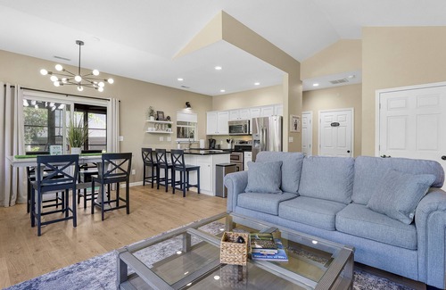 Camdenton House | We’re #1 - Tee Box! Charming Cottage nestled in the heart of Old Kinderhook!