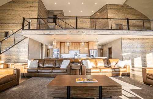 Ashton House | West Cabin- Yellowstone Family Retreat- Sled Hill